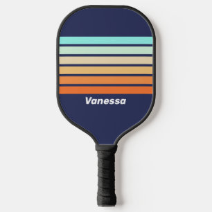 Retro-Stil quer über Streifen mit Namen Pickleball Schläger