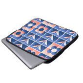 Retro stilisierte Blume: Mosaikmuster. Laptopschutzhülle (Vorne Knopf)
