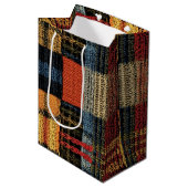 Retro Strick Patchwork - Gemütlicher Herbst Boho V Mittlere Geschenktüte (Vorderseite Schrägansicht)