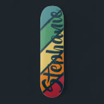 Retro Strip Muster Regenbogen mit Graffiti Name Skateboard<br><div class="desc">Ein Retro Regenbogen mit 70er inspiriert Farben und einem minimalen Muster. Die Farben Grün,  Blau,  Gelb,  Orange und Rot können geändert werden. Die großen Streifen,  die diagonal laufen,  machen es zu einem kühlen,  aber minimalen Look für Ihr Board.</div>