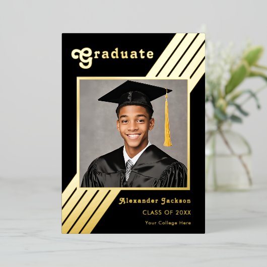 Retro Stripe Graduate Foto Schwarz und Gold Folieneinladung (Stehend vorne)