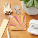 Retro Stripe sunrise - pastellfarbener Regenbogens Schlüsselanhänger<br><div class="desc">Ein farbenfroher Retro-Streifen-Sonnenaufgang in Pastellfarben. Die Streifen sind pastellfarben - rot,  orange,  gelb und hellblau. Fügen Sie Ihren Namen oder Monogramm hinzu,  um dies zu einem persönlichen Schlüsselanhänger zu machen,  der sich unter Ihren Freunden herausstellen wird. Der Name ist ein angesagtes Skript in Weiß.</div>