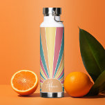 Retro Stripe sunrise - pastellfarbener Regenbogens Trinkflasche<br><div class="desc">Ein farbenfroher Retro-Streifen-Sonnenaufgang in Pastellfarben. Die Streifen sind pastellfarben - rot, orange, gelb und hellblau. Fügen Sie Ihren Namen oder Monogramm hinzu, um daraus eine Wasserflasche zu machen, die unter Ihren Freunden auffällt. Der Name ist ein angesagtes Skript in Weiß. Für fortgeschrittene Benutzer können Sie sich in den benutzerdefinierten Designbereich...</div>