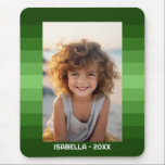 Retro Stripes - Christmas Green - Einfaches Foto Mousepad<br><div class="desc">Farbtöne von grünen Streifen mit einem einfachen Textbereich für einen Namen und ein Datum. Fügen Sie Ihren Lieblings- oder FamilienSnapshot hinzu. Verwenden Sie ein Foto, um dieses einzigartige und persönliche Foto Geschenk zu schaffen. Im Hintergrund befindet sich ein Retro-Streifen-Muster mit einem sauberen, modernen Update. Wenn Sie das Bild anpassen müssen,...</div>