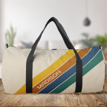 Retro Stripes Monogramm Duffle Bag<br><div class="desc">Erstellen Sie Ihre eigene Retro-Streifen Monogramm-Tasche. Die abstrakten Vintagen Streifen Design und individuelle Name in einem klassischen Stil Typografie.</div>
