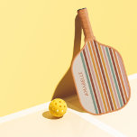 Retro Stripes Rainbow Groovy 70iger 70er Name Pickleball Schläger<br><div class="desc">Dieses coole Paddel mit frischen Streifen und individuelle Name im 70er-Stil wäre ein wunderbares Geschenk für jemanden,  der alles retro Lieben! Fügen Sie einfach den gewünschten Namen hinzu,  indem Sie auf die Option "Personalisieren" klicken.</div>