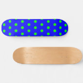 Retro Style Blue und Lime Green Polka Dot Skateboard (Horizontal)