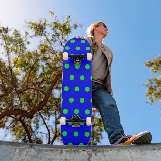 Retro Style Blue und Lime Green Polka Dot Skateboard (Außen 1)
