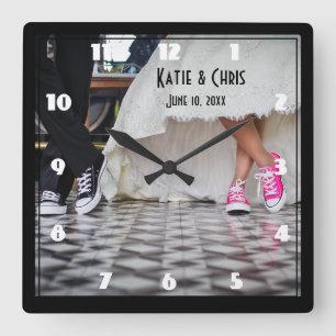 Retro Style Diner Wedding Couple Quadratische Wanduhr