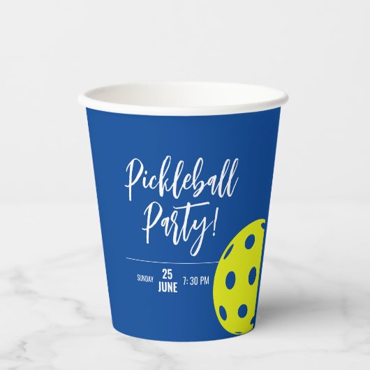 Retro Style Neon Blue Themed Pickleball Geburtstag Pappbecher (Vorderseite)