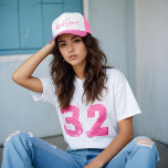 Retro Style Neon Pink Bride Squad Script Truckerkappe<br><div class="desc">Feiern Sie Ihre Ehe mit einem Spritzer Neon! Unser elektrischer "Brautkommando" im Stil eines neonskriptgetriebenen LKWs ist perfekt für Bräute, die ein kühnes Nachtleben suchen, mit einer modernen Retro-Klasse Ästhetik. Inspiriert von der Schönheit und Trendheit der Neonschilder, haben wir dieses leuchtend rosa Neondesign "Bride Squad" entworfen, das perfekt zum Nachweis...</div>