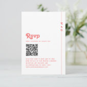 Retro Summer Coral Pink Monogram Wedding QR Code RSVP Karte (Stehend Vorderseite)