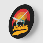 Retro Sunset Alaska Juneau Bear Mountains Wild AK Runde Wanduhr (Winkel)