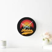 Retro Sunset Alaska Juneau Bear Mountains Wild AK Runde Wanduhr (Zuhause)