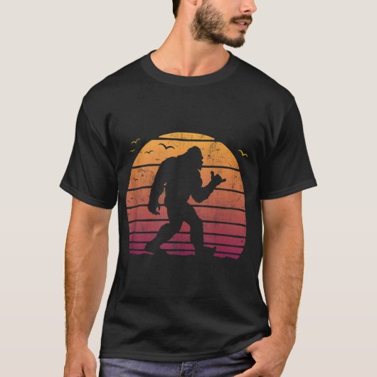 Retro Sunset Bigfoot Shaka Design T-Shirt (Vorderseite)