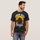 Retro Sunset Haystack Rock Souvenir Cannon Beach T-Shirt (Vorne ganz)