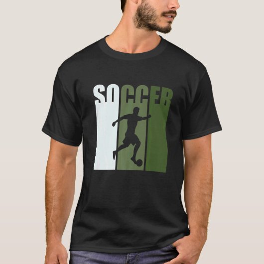 Retro Sunset Soccer Player Green Silhouette T-Shirt (Vorderseite)