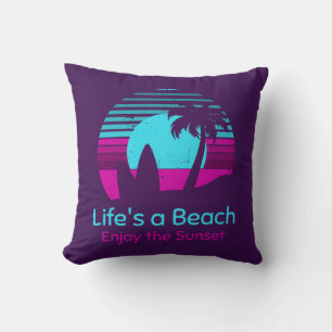 Retro Sunset Surfboard Palm Tree Life ist ein Stra Kissen