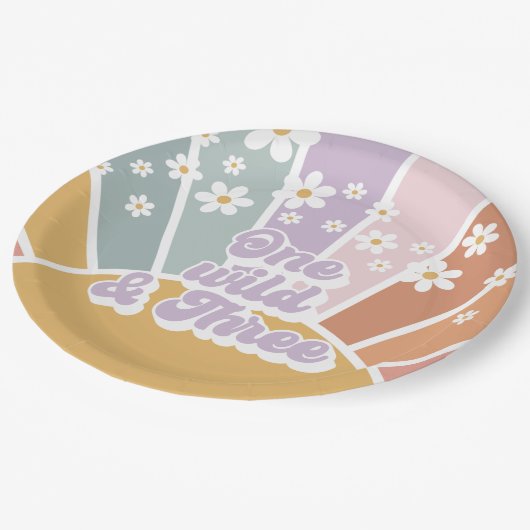 Retro Sunshine Rainbow Daisy One Wild Three Pappteller (Schrägansicht)
