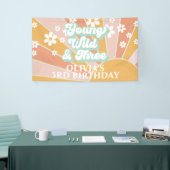 Retro Sunshine Young Wild Three Daisy Birthday Banner (Messeveranstaltung)