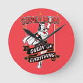 Retro Super Mom Queen of Everything Art Tee Runde Wanduhr (Vorderseite)