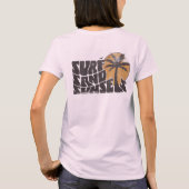 Retro Surf Sand Sunsets Palm Tree Beach Vibes T-Shirt (Rückseite)