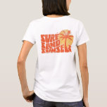 Retro Surf Sand Sunsets Palm Tree Beach Vibes T-Shirt<br><div class="desc">Retro Surf Sand Sunsets Palm Tree Beach Vibes T - Shirt ist die perfekte Ergänzung zu Ihrem Sommerschrank. Egal,  ob Sie die Wellen treffen oder einfach nur auf dem Sand sitzen,  dieser Tee hat Sie überdacht. Lass’s Mach dich bereit für einen Sommer voller Surf,  Sand und unvergessliche Sonnenuntergänge.</div>