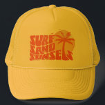 Retro Surf Sand Sunsets Palm Tree Beach Vibes Truckerkappe<br><div class="desc">Retro Surf Sand Sunsets Palm Tree Beach Vibes T - Shirt ist die perfekte Ergänzung zu Ihrem Sommerschrank. Egal,  ob Sie die Wellen treffen oder einfach nur auf dem Sand sitzen,  dieser Tee hat Sie überdacht. Lass’s Mach dich bereit für einen Sommer voller Surf,  Sand und unvergessliche Sonnenuntergänge.</div>