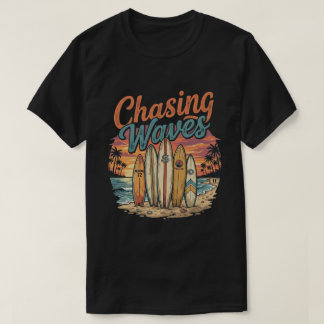 Retro-Surf-Strand-Baum-Surfboards-Jagd auf Wellen- T-Shirt
