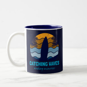 Retro Surfboard Beach Art Zweifarbige Tasse