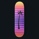 Retro-Synthwave mit Palm Tree Skateboard<br><div class="desc">Horizontale Streifen in tropischen Farben,  die von warmen Gelb zu schönen lila,  mit der Silhouette einer anmutigen Palme,  schattet ein Fab-Skateboard!</div>