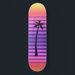 Retro-Synthwave mit Palm Tree Skateboard<br><div class="desc">Horizontale Streifen in tropischen Farben,  die von warmen Gelb zu schönen lila,  mit der Silhouette einer anmutigen Palme,  schattet ein Fab-Skateboard!</div>