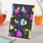 RETRO TAPE FARBIGE FORMEN SOCKELSCHILD (In Situ)