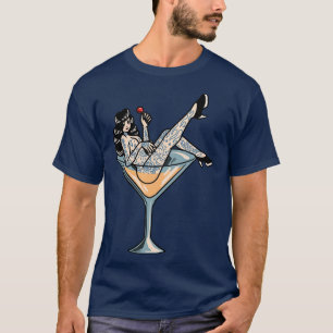 Retro tätowiertes Mädchen sitzt in einem Martini-G T-Shirt