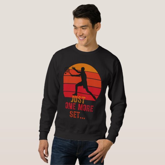 Retro Tennis Player Just One More Set Sweatshirt (Vorne ganz)