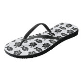 Retro Tiki Black and White Pattern Badesandalen (Schrägansicht)