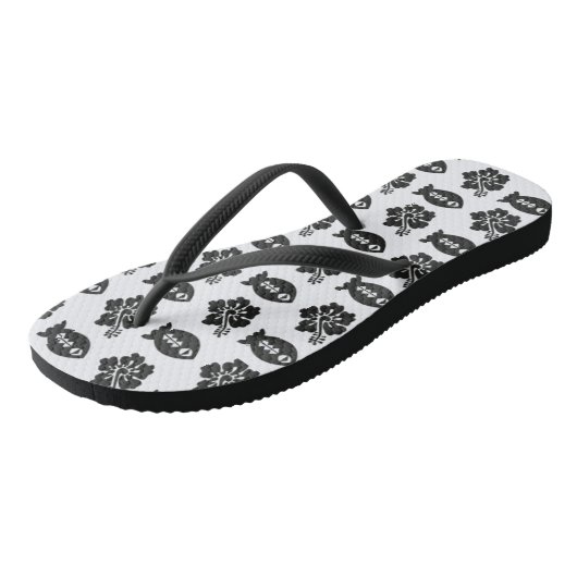 Retro Tiki Black and White Pattern Badesandalen (Schrägansicht)