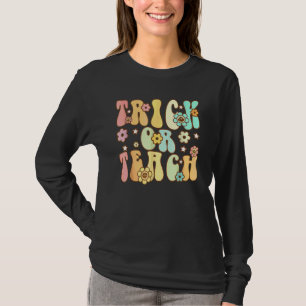 Retro Trick Or Teach Halloween Groovy Ghost Blume T-Shirt
