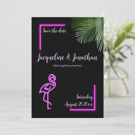 Retro Tropical Neon Pink Flamingo Save the Date Einladung (Stehend Vorderseite)