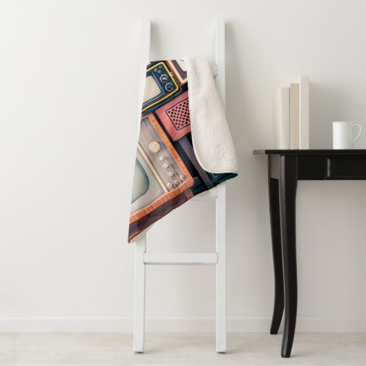 Retro-TV-Empfänger Set aus zirka 60er, 70er und 80 Sherpadecke (Beispiel)