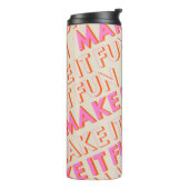 Retro Typografie, diagonal, 'Make It Fun'. Thermosbecher (Nach links gedreht)