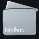 Retro Typografie Dusty Blue Personalisiert Laptopschutzhülle<br><div class="desc">Machen Sie Ihren Laptop mit diesem maßgeschneiderten Laptop-Gehäuse mit kühnen Retro-Typografien auffällig. Personalisieren Sie es mit Ihrem Namen und einer kurzen Phrase, um ein Design zu erstellen, das komplett Ihr eigenes ist. Wählen Sie aus einer Farbpalette, um Ihren Stil oder Arbeitsbereich Anzug. Dieses personalisierte Notebook-Gehäuse eignet sich hervorragend für Schulbesuch,...</div>