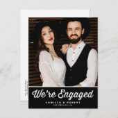 Retro Typografie Schwarzes Foto Verlobung Ankündigungspostkarte (Vorne/Hinten)