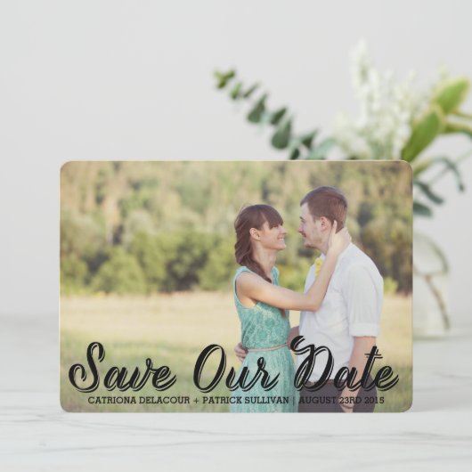 Retro Typografie Script Rettete unsere Datum Ankün Einladung (Stehend Vorderseite)