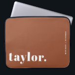 Retro Typografie Terracotta Personalisiert Laptopschutzhülle<br><div class="desc">Machen Sie Ihren Laptop mit diesem maßgeschneiderten Laptop-Gehäuse mit kühnen Retro-Typografien auffällig. Personalisieren Sie es mit Ihrem Namen und einer kurzen Phrase, um ein Design zu erstellen, das komplett Ihr eigenes ist. Wählen Sie aus einer Farbpalette, um Ihren Stil oder Arbeitsbereich Anzug. Dieses personalisierte Notebook-Gehäuse eignet sich hervorragend für Schulbesuch,...</div>