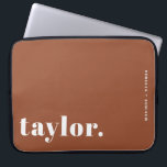 Retro Typografie Terracotta Personalisiert Laptopschutzhülle<br><div class="desc">Machen Sie Ihren Laptop mit diesem maßgeschneiderten Laptop-Gehäuse mit kühnen Retro-Typografien auffällig. Personalisieren Sie es mit Ihrem Namen und einer kurzen Phrase, um ein Design zu erstellen, das komplett Ihr eigenes ist. Wählen Sie aus einer Farbpalette, um Ihren Stil oder Arbeitsbereich Anzug. Dieses personalisierte Notebook-Gehäuse eignet sich hervorragend für Schulbesuch,...</div>