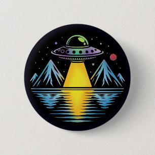 Retro-UFO in den Bergen, das sich im Wasser spiege Button