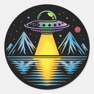 Retro-UFO in den Bergen, das sich im Wasser spiege Runder Aufkleber