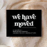 Retro und Boho | Ankündigung zum Schwarzen Bewegen Postkarte<br><div class="desc">Diese trendige,  boho Stil bewegende Ankündigung sagt "Wir haben uns bewegt" in Retro-weiße Typografie auf einem einfachen dunkelschwarzen Hintergrund. Der perfekt stilvolle Weg,  um Freunde und Familie lassen wissen,  dass Sie eine neue Zuhause haben.</div>