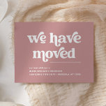 Retro und Boho | Ankündigung zur Bewegung der Rose Postkarte<br><div class="desc">Diese trendige,  boho Stil bewegende Ankündigung sagt "Wir haben uns bewegt" in Retro-Weiß Typografie auf einem einfachen staubigen Rose rosa Hintergrund. Der perfekt stilvolle Weg,  um Freunde und Familie lassen wissen,  dass Sie eine neue Zuhause haben.</div>